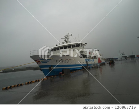 羽幌海岸渡輪 Ororon 2 抵達北海道矢尻島矢尻港 羽幌海岸渡輪 Ororon 2 抵達北海道矢尻島矢尻港 120965719