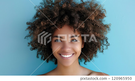淺藍色背景中留著非洲髮的美麗微笑黑人女性 120965950