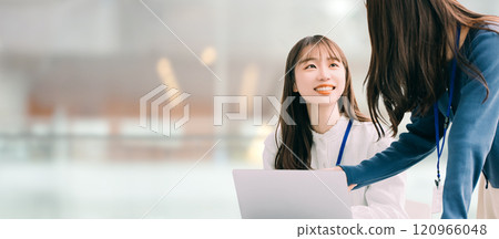 使用筆記型電腦的兩名女商人 120966048