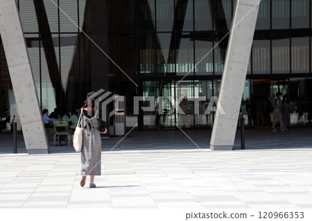 前往大阪大學箕面校區通勤的女大學生 120966353