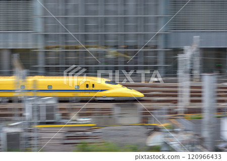 Tokyo Station and Doctor Yellow 120966433