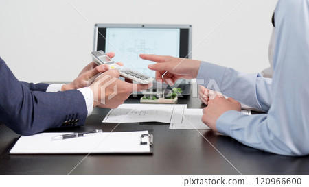 一個人檢查房地產的估計價值 120966600