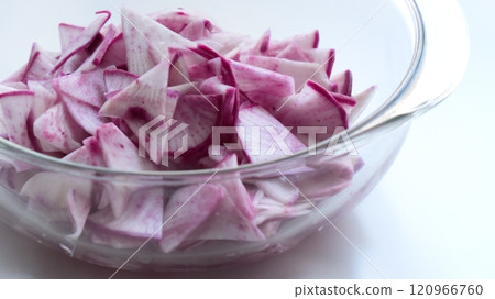 Transparent sliced turnip - Image before cooking - 16:9 120966760