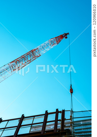 施工中的起重機和藍天 東京東村山站高架施工 2024.11 b-4 淺色 120966810