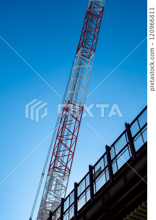 施工中的起重機和藍天東京東村山站高架施工2024.11 c-1 施工中的起重機和藍天東京東村山站高架施工2024.11 c-1 120966811