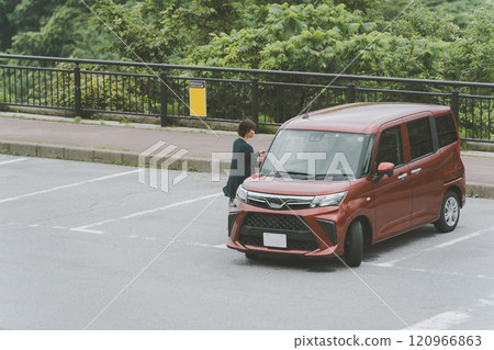 汽車停在停車場框架外 120966863