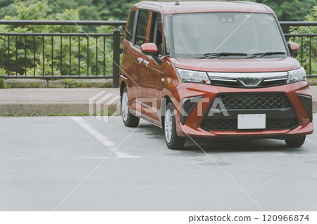 一名婦女在停車場倒車 120966874