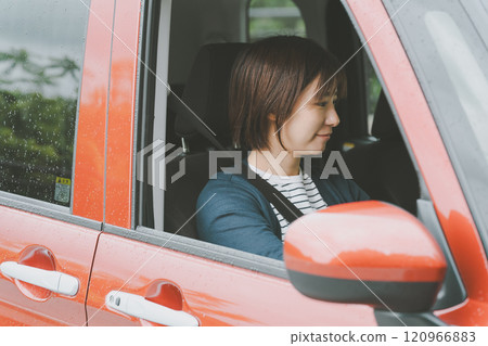 一名年輕女子駕駛自己的汽車 120966883