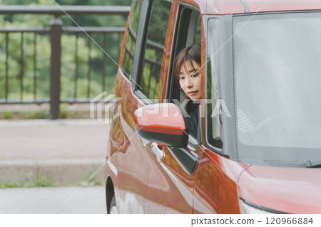 年輕女子停車 120966884