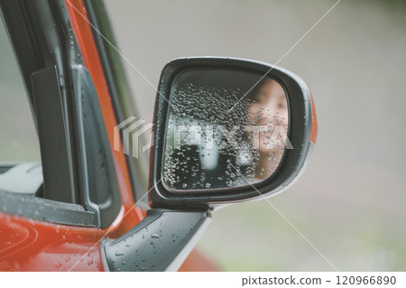The side mirrors of the car are hard to see in the rain 120966890