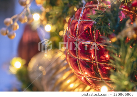 一張華麗的聖誕裝飾品的照片 120966903