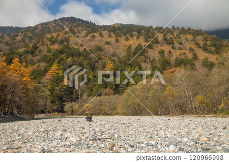 Kamikochi has a beautiful atmosphere during the autumn foliage season, part of the Japan Alps, Nagano,Japan 120966998