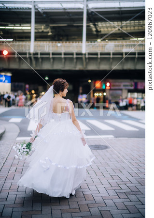 Casual pre-wedding photoshoot in the city 120967023