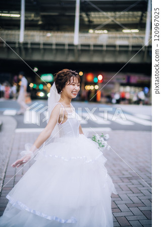 Casual pre-wedding photoshoot in the city 120967025