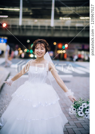 Casual pre-wedding photoshoot in the city 120967027