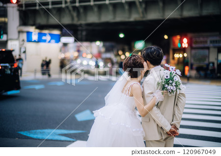 Casual pre-wedding photoshoot in the city 120967049