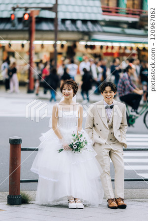 Casual pre-wedding photoshoot in the city 120967062