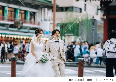 Casual pre-wedding photoshoot in the city 120967063