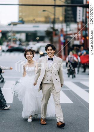 Casual pre-wedding photoshoot in the city 120967064