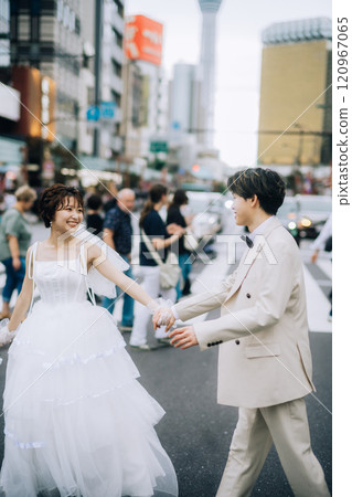 Casual pre-wedding photoshoot in the city 120967065