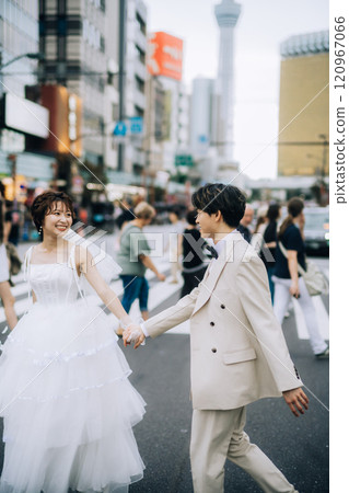 Casual pre-wedding photoshoot in the city 120967066