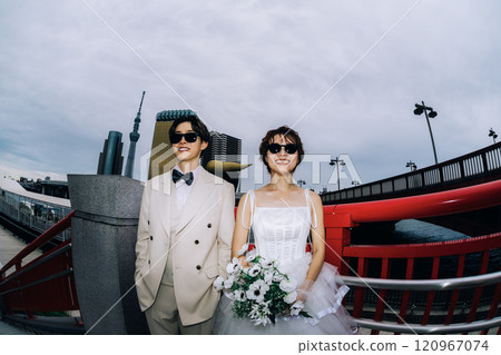 Casual pre-wedding photoshoot in the city 120967074
