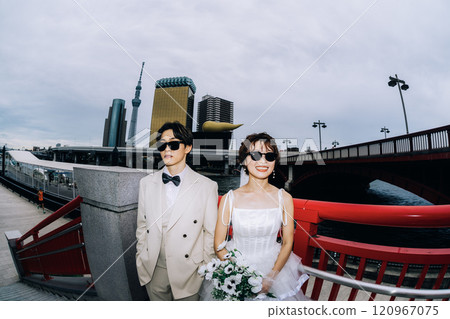Casual pre-wedding photoshoot in the city 120967075