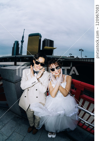 Casual pre-wedding photoshoot in the city 120967083