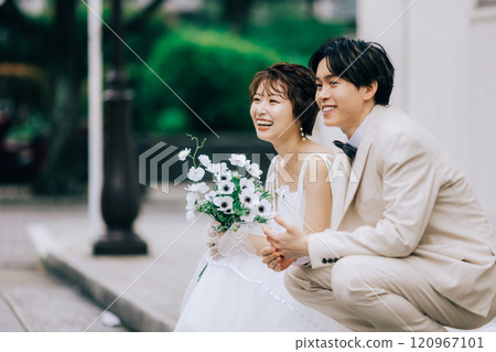 Casual pre-wedding photoshoot in the city 120967101