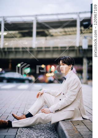 Casual pre-wedding photoshoot in the city 120967109