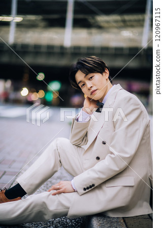 Casual pre-wedding photoshoot in the city 120967115