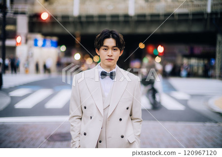 Casual pre-wedding photoshoot in the city 120967120