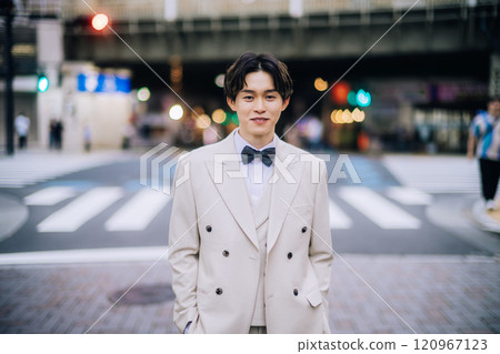 Casual pre-wedding photoshoot in the city 120967123