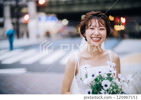Casual pre-wedding photoshoot in the city 120967151