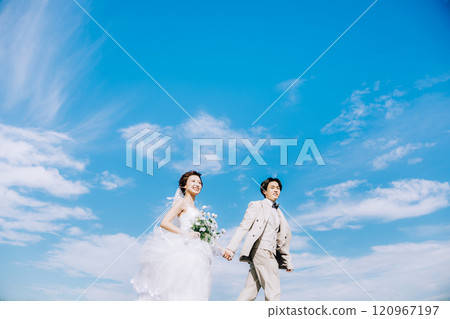 Casual pre-wedding photoshoot 120967197