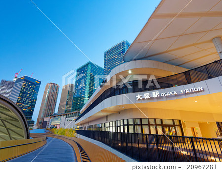 黃昏梅北地區和摩天大樓的 JR 大阪站 黃昏梅北地區和摩天大樓的 JR 大阪站 120967281