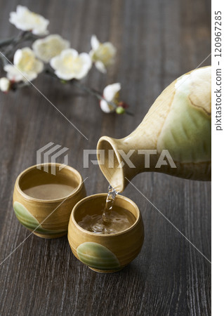 倒入豬口的清酒圖片 倒入豬口的清酒圖片 120967285