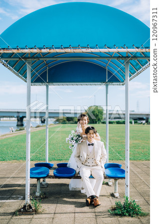 Casual pre-wedding photoshoot 120967311