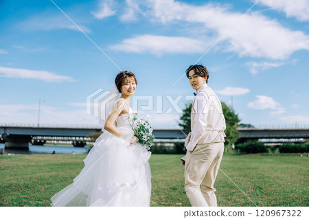 Casual pre-wedding photoshoot 120967322