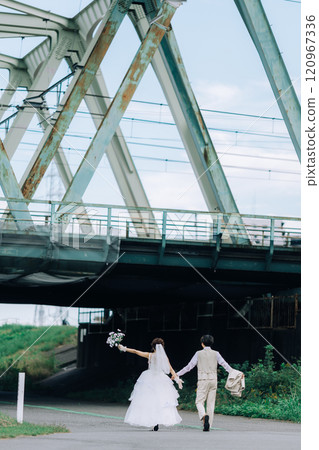 Casual pre-wedding photoshoot 120967336