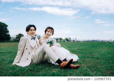 Casual pre-wedding photoshoot 120967341