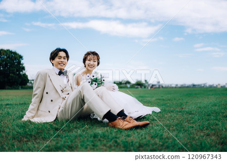 Casual pre-wedding photoshoot 120967343