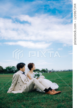 Casual pre-wedding photoshoot 120967344