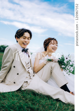 Casual pre-wedding photoshoot 120967352