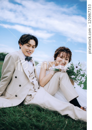 Casual pre-wedding photoshoot 120967353