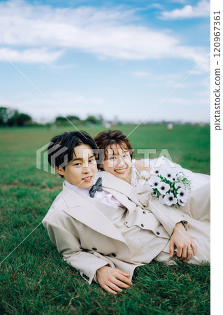 Casual pre-wedding photoshoot 120967361