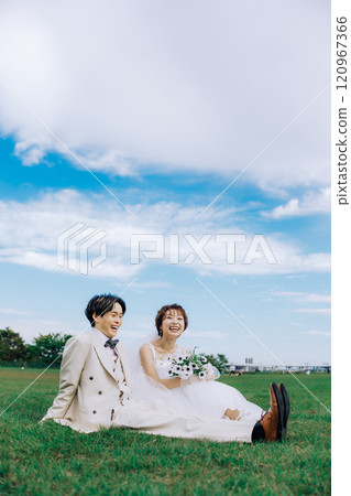 Casual pre-wedding photoshoot 120967366