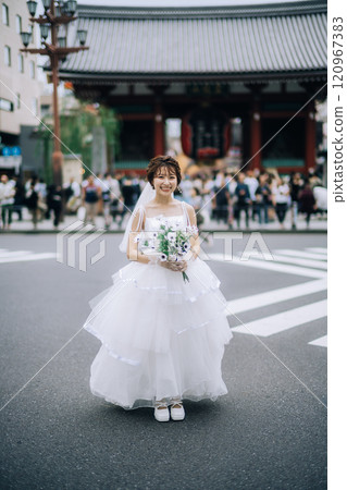 Casual pre-wedding photoshoot 120967383