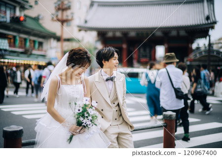 Casual pre-wedding photoshoot 120967400