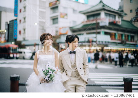 Casual pre-wedding photoshoot 120967401